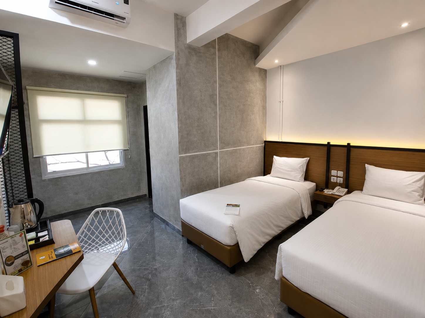 Superior Twin Room dengan dua ranjang twin, meja kerja dan pendingin udara