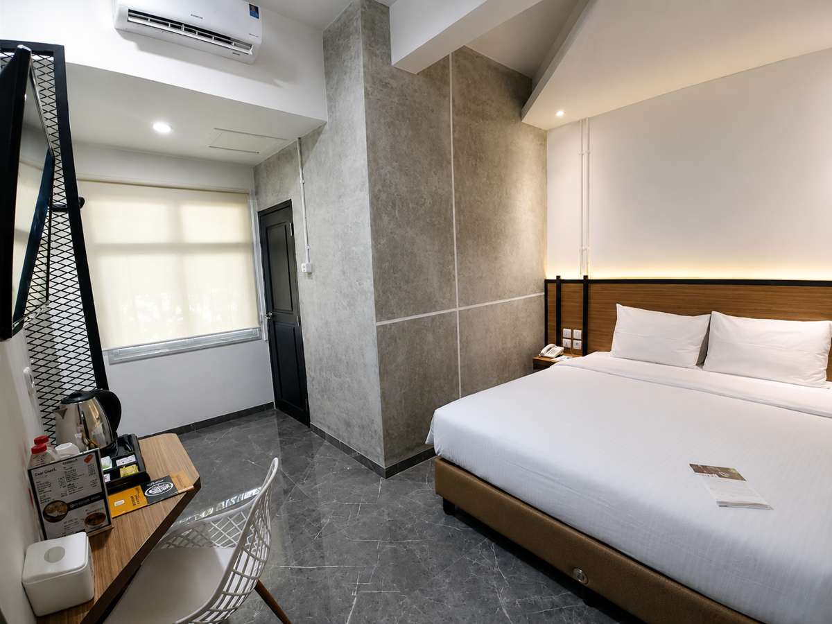 Superior Double Room dengan satu ranjang queen, pendingin udara dan meja kerja ringkas